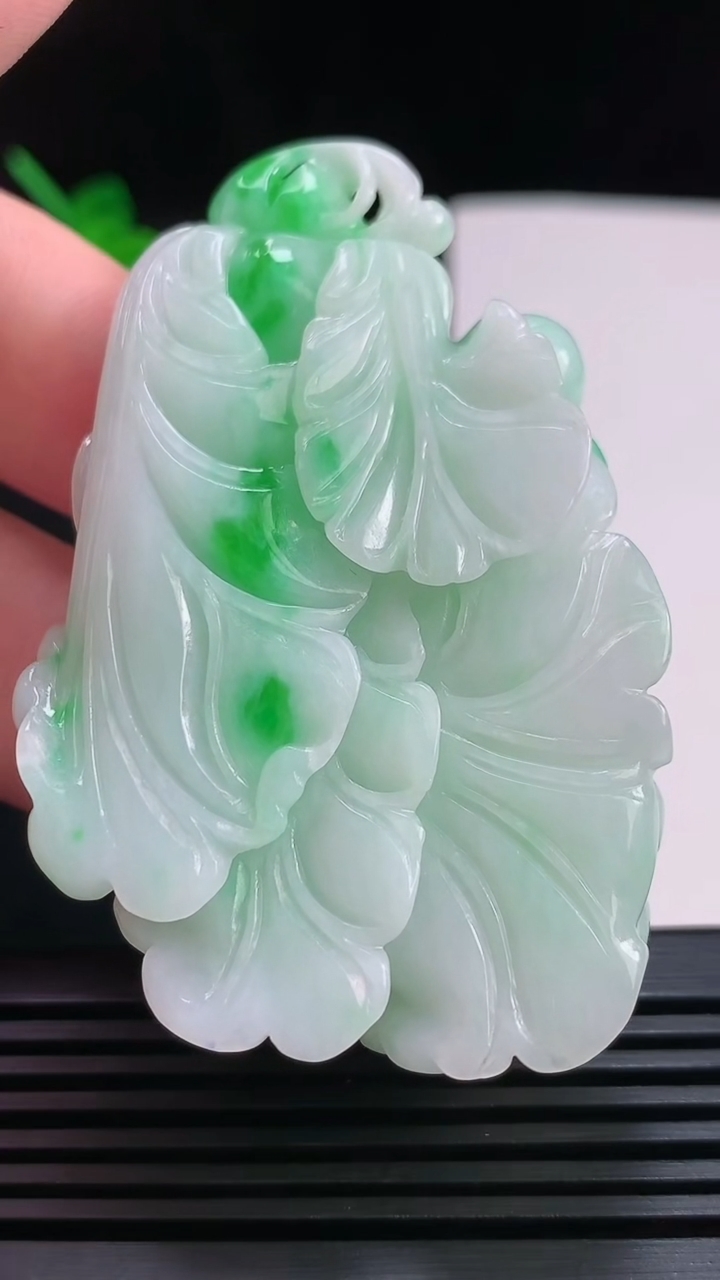 天然A货翡翠白菜手把件，尺寸64-40-15.5 重量:53.42g
7月28日
