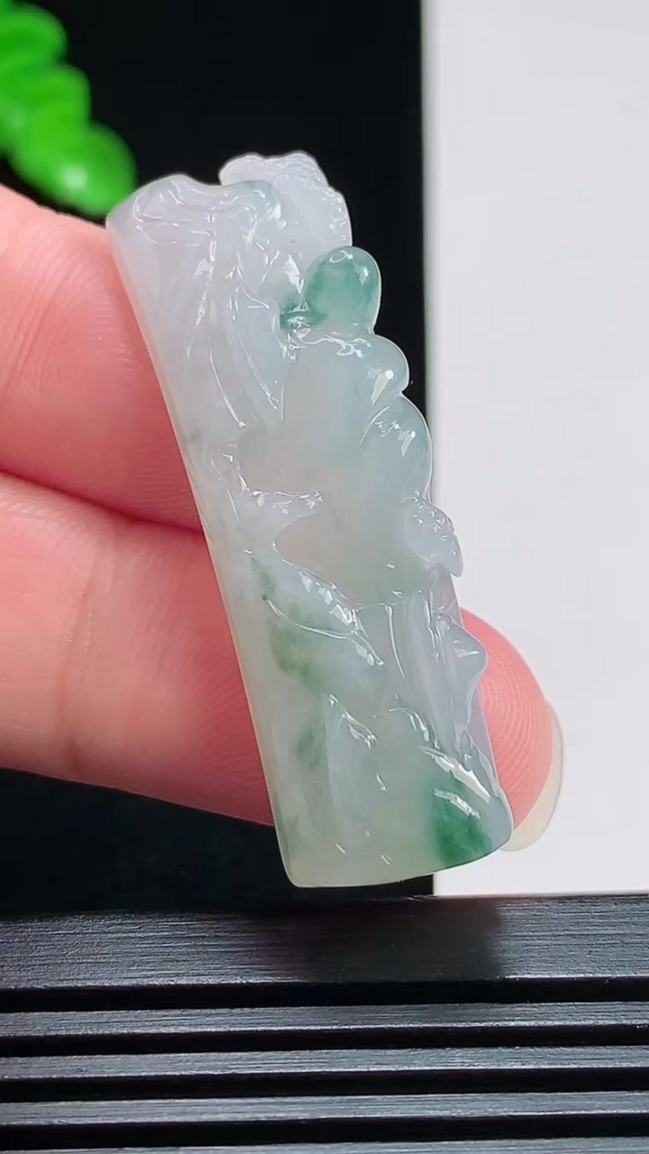 天然A货翡翠牌手牌，尺寸43-12.6-9 重量:9.91g
7月28日