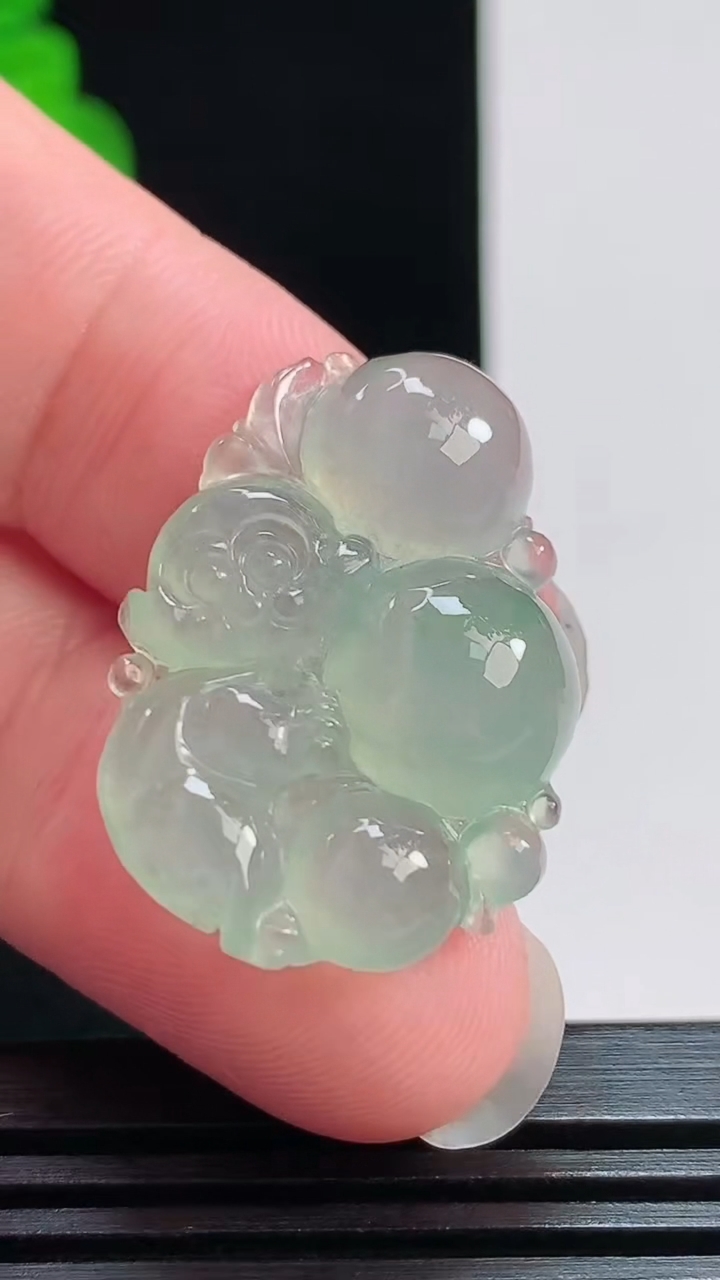 天然A货翡翠灵猴献瑞吊坠，尺寸29-20.5-7.5 重量:5.90g
7月28日