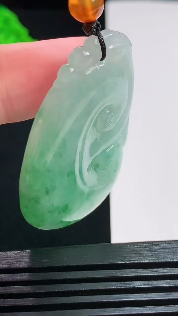 天然A货翡翠如意吊坠，尺寸47-27-6 重:15.22g  h64
7月28日