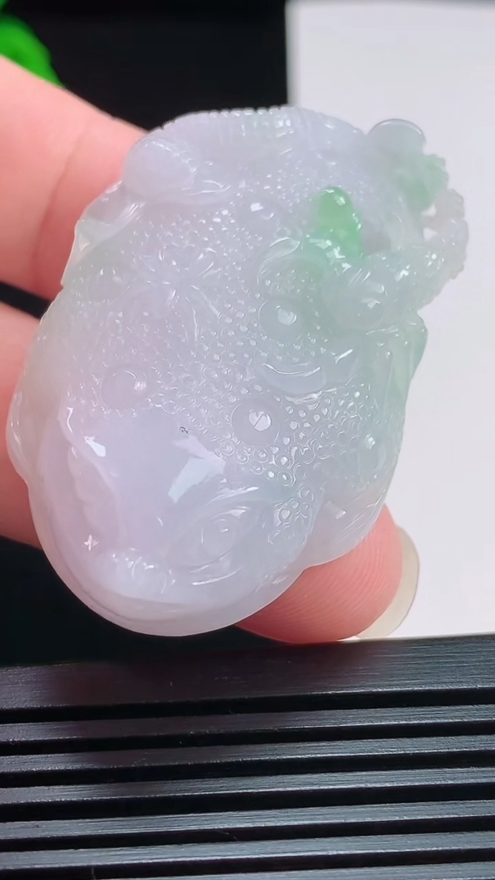 天然A货翡翠金蟾吊坠，尺寸48.5-31.3-12 重:32.81g  h116
7月28日