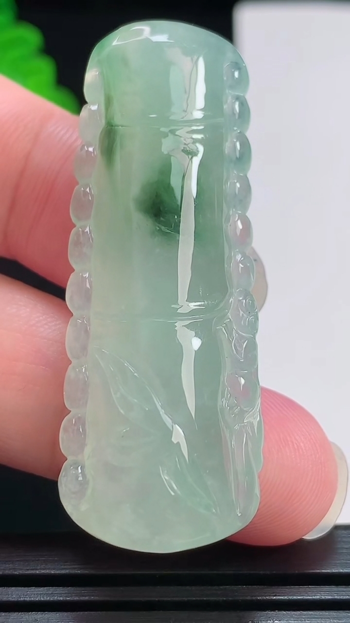 天然A货翡翠飘花节节高升 竹节吊坠，尺寸52-19.6-10 重量:18.78g
7月28日