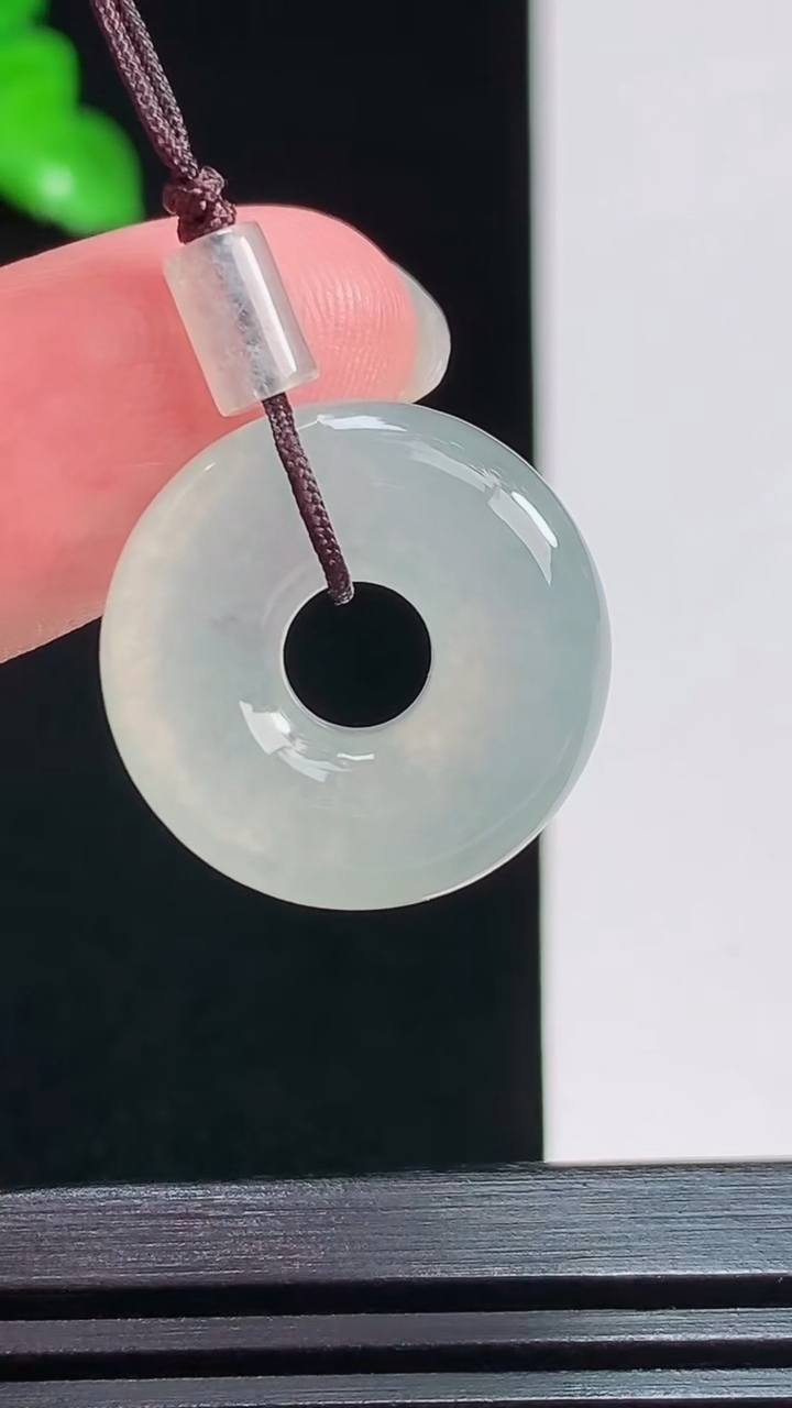 天然A货翡翠平安环吊坠，尺寸19-6 重量:4.95g
7月28日