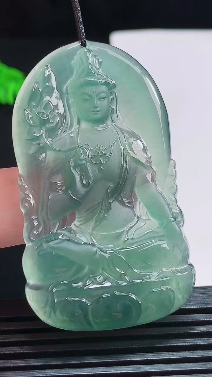 天然A货翡翠蓝水大势至菩萨吊坠，尺寸55-32-4.8 重量:16.74g
7月28日