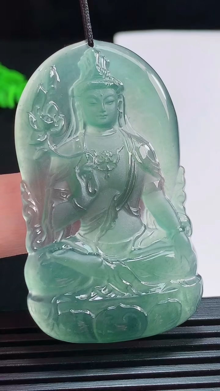 天然A货翡翠蓝水大势至菩萨吊坠，尺寸55-32-4.8 重量:16.74g
7月28日