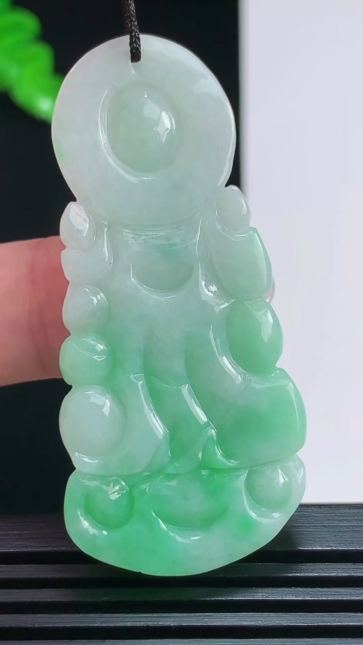 天然A货翡翠观音菩萨吊坠，尺寸53-24-5.2 重量:12.24g
7月28日