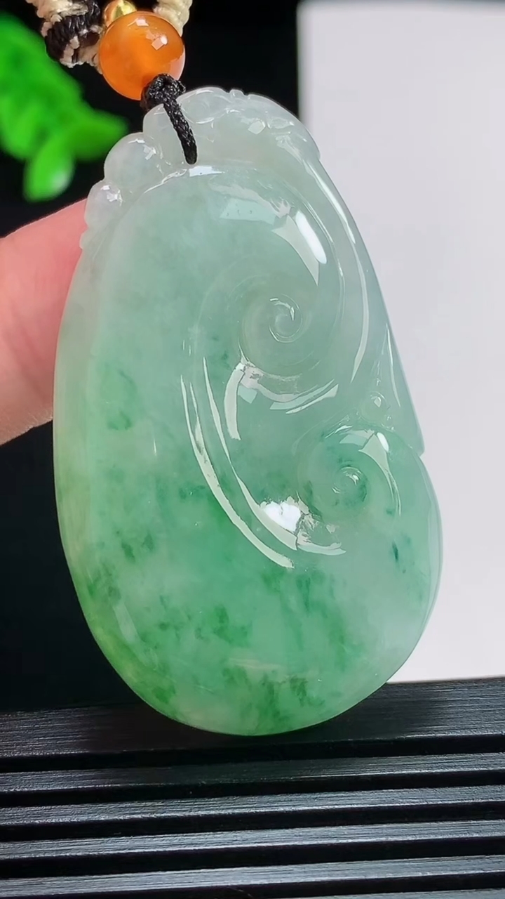 天然A货翡翠如意吊坠，尺寸47-27-6 重:15.22g  h64
7月28日