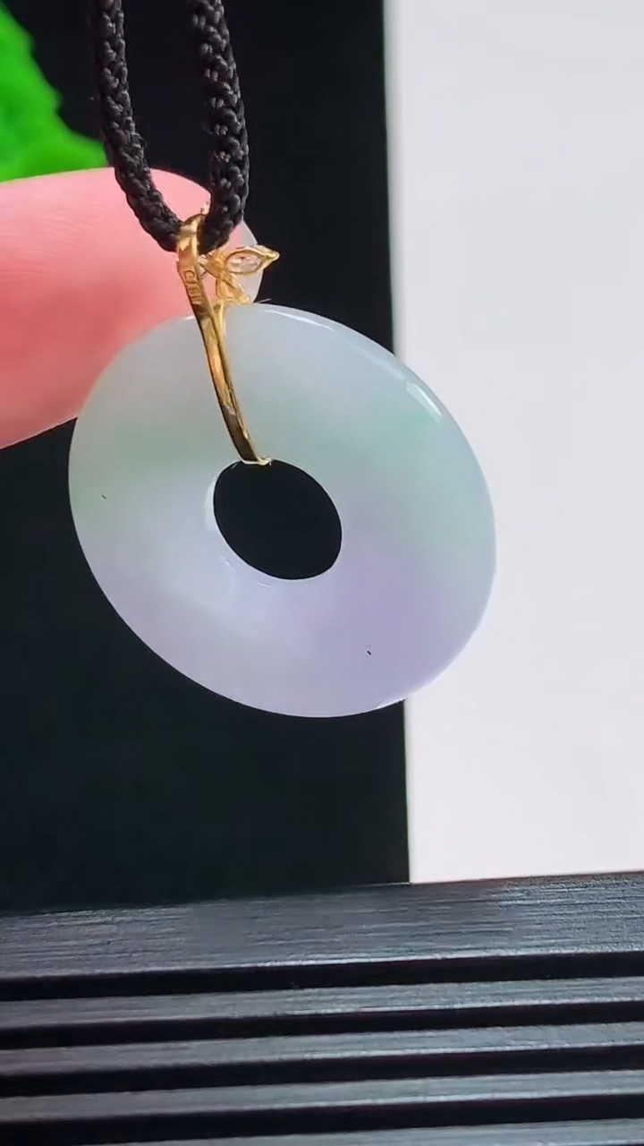 天然A货翡翠18k金春带彩 紫罗兰平安环吊坠，尺寸30-25-3.8 重:4.95g  h116
7月28日