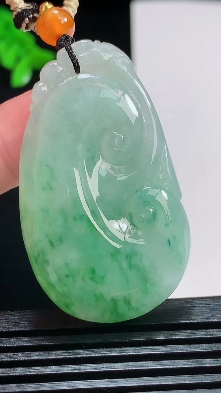 天然A货翡翠如意吊坠，尺寸47-27-6 重:15.22g  h64
7月28日