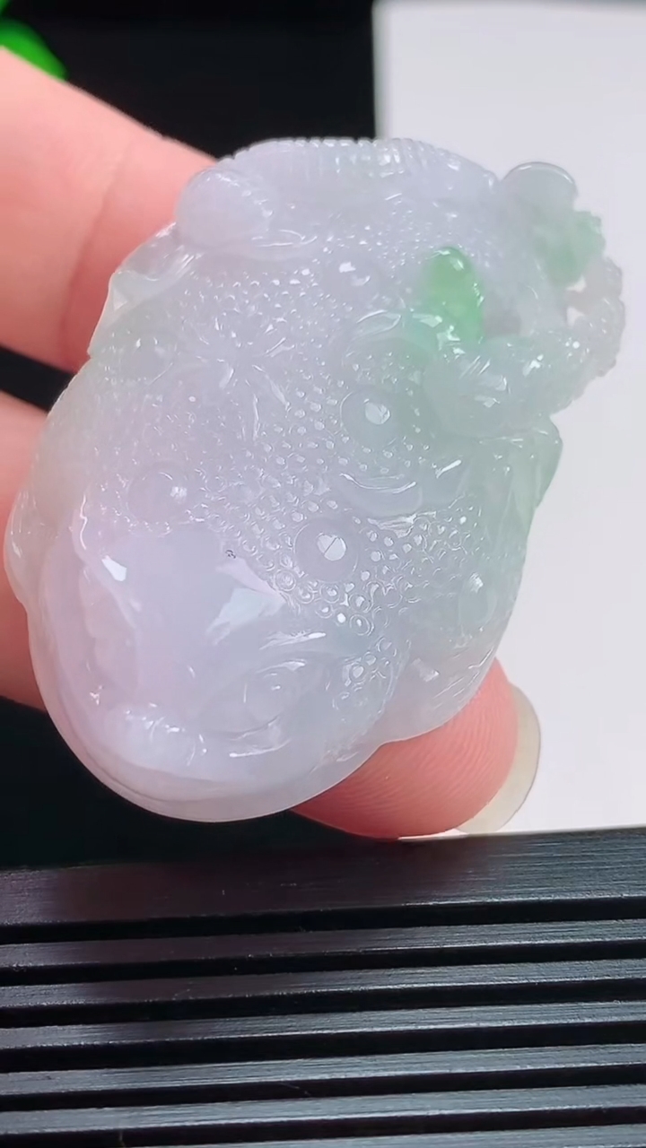 天然A货翡翠金蟾吊坠，尺寸48.5-31.3-12 重:32.81g  h116
7月28日