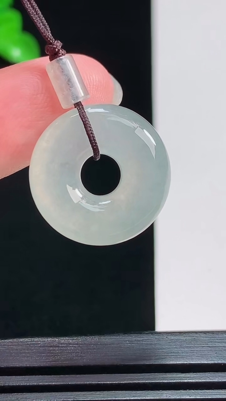 天然A货翡翠平安环吊坠，尺寸19-6 重量:4.95g
7月28日