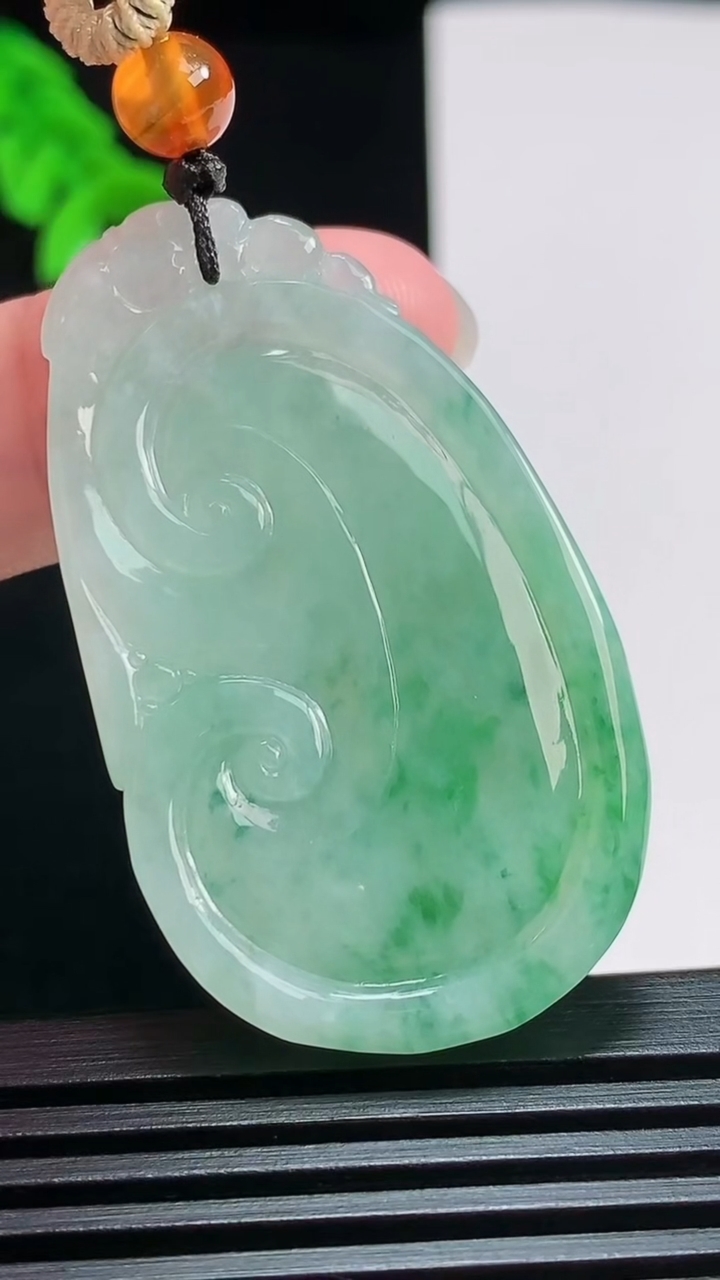 天然A货翡翠如意吊坠，尺寸47-27-6 重:15.22g  h64
7月28日