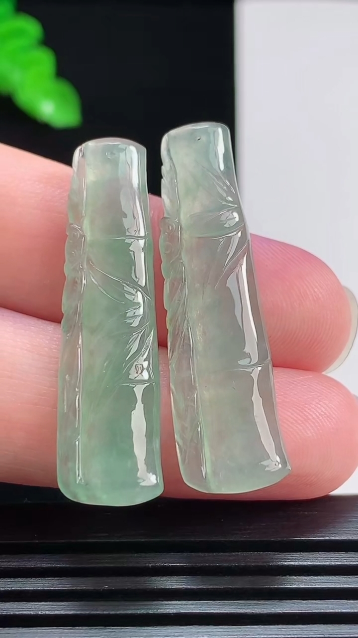 天然A货翡翠节节高升 竹节吊坠一对，尺寸38-10-3.5 重量:6.36g
7月28日