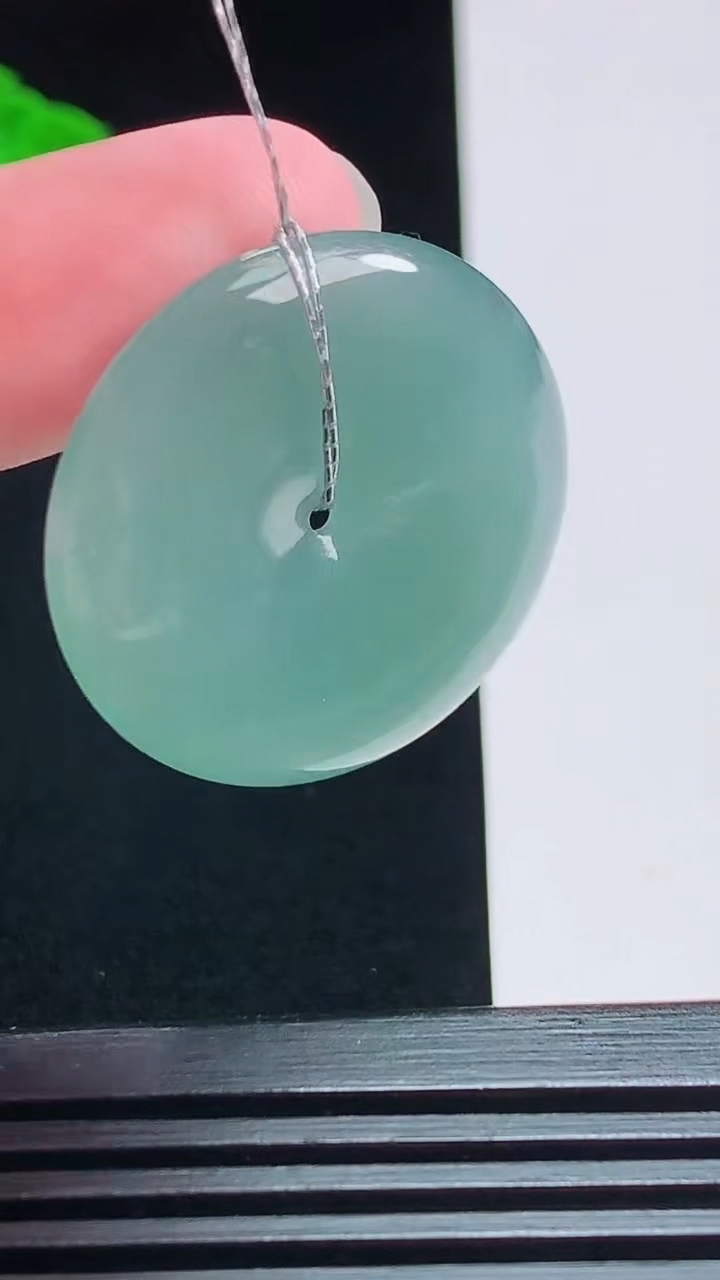 天然A货翡翠蓝水平安扣吊坠，尺寸30.6-4.8 重量:10.16g
7月28日
