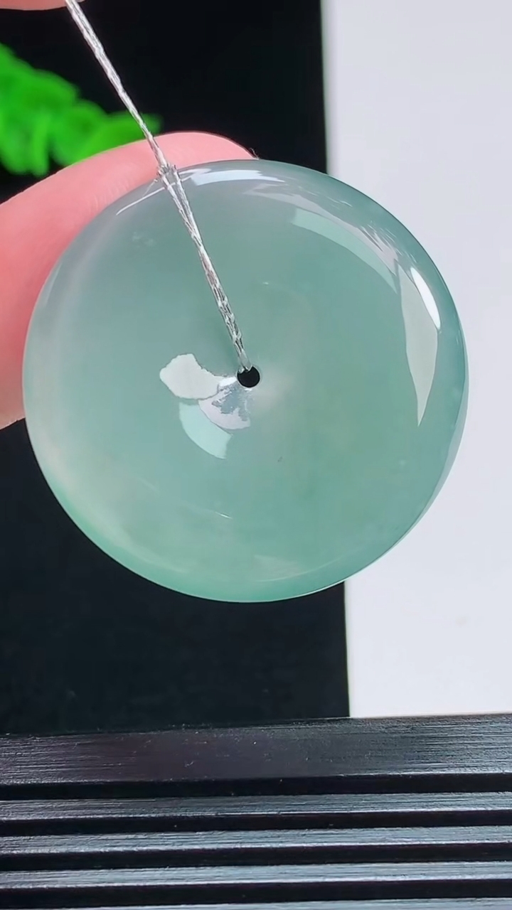 天然A货翡翠蓝水平安扣吊坠，尺寸30.6-4.8 重量:10.16g
7月28日