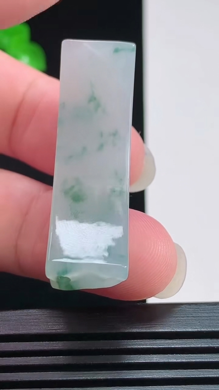 天然A货翡翠牌手牌，尺寸43-12.6-9 重量:9.91g
7月28日