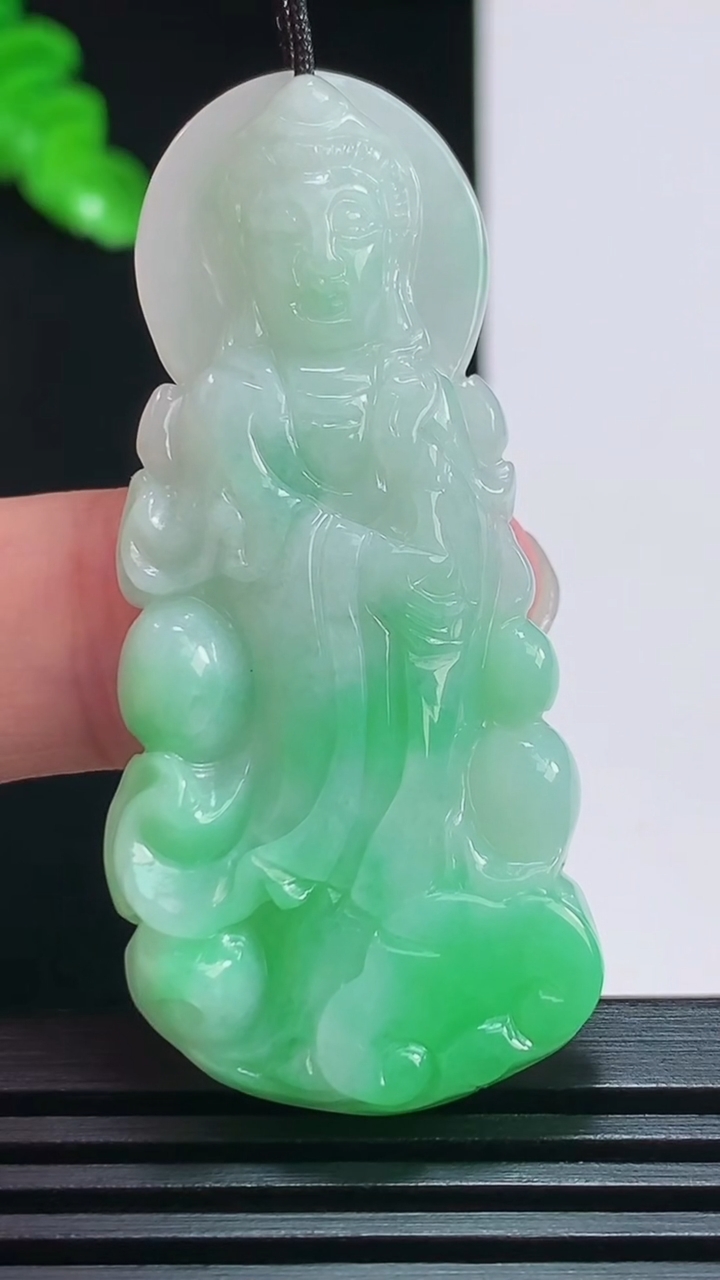 天然A货翡翠观音菩萨吊坠，尺寸53-24-5.2 重量:12.24g
7月28日