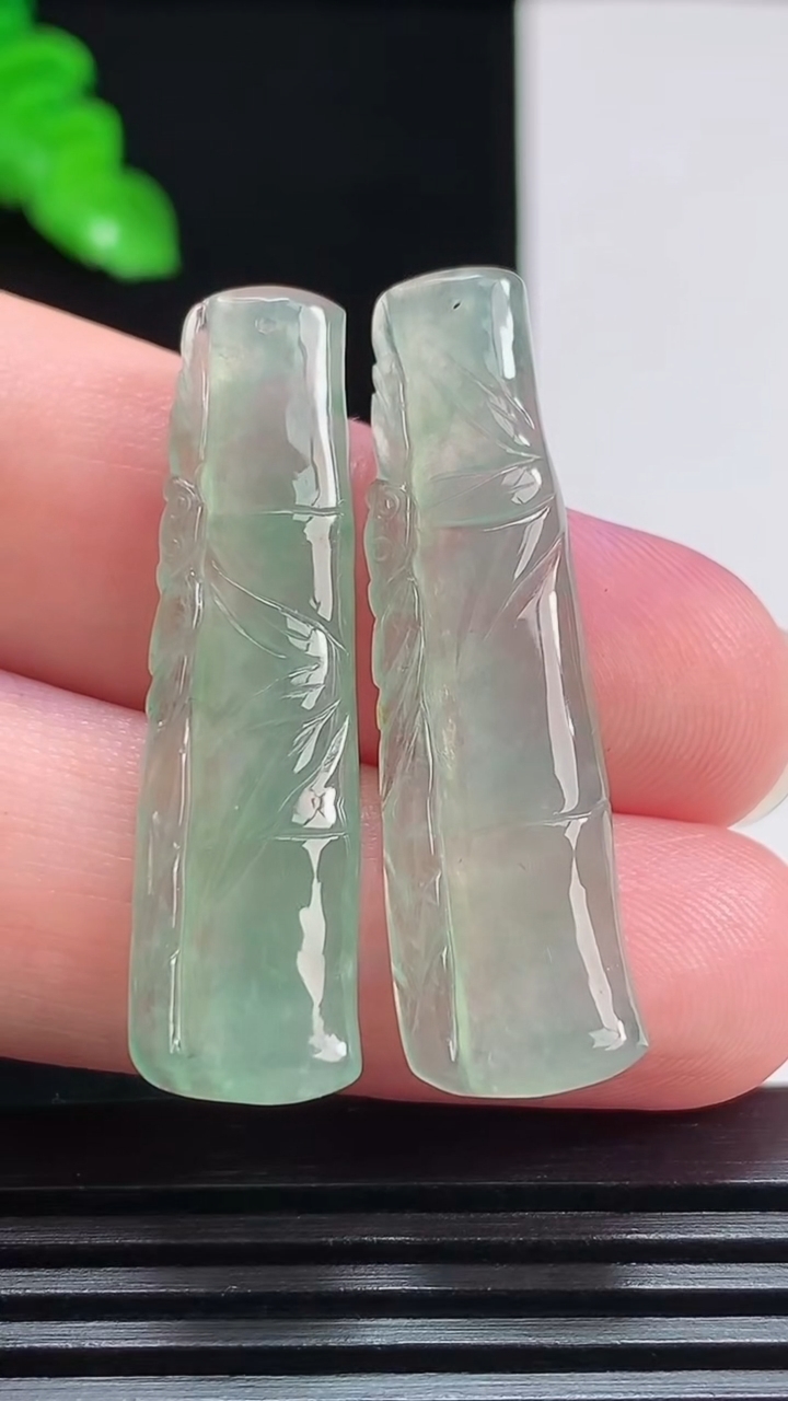 天然A货翡翠节节高升 竹节吊坠一对，尺寸38-10-3.5 重量:6.36g
7月28日