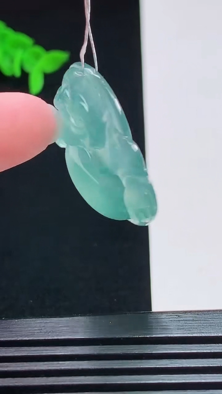 天然A货翡翠佛公吊坠，尺寸29-31.5-5.8 重量:8.05g
7月28日