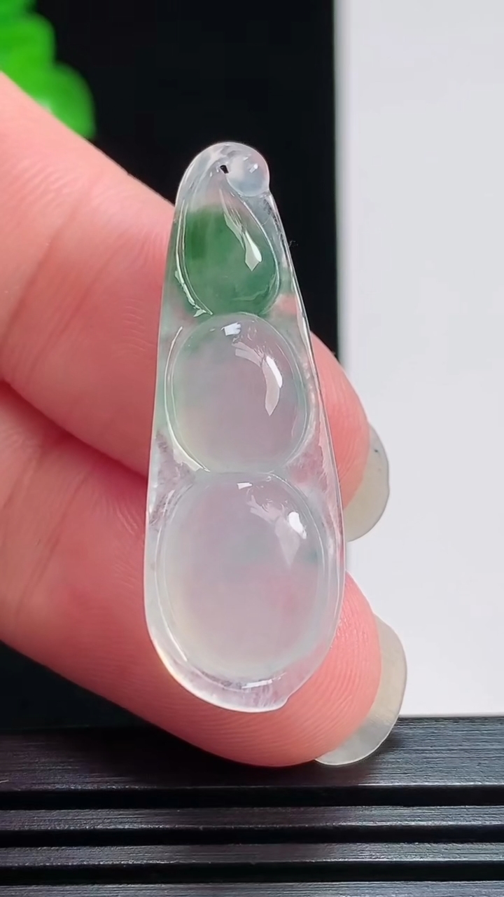 天然A货翡翠飘花福豆吊坠，尺寸36-12-5.5 重量:4.00g
7月28日
