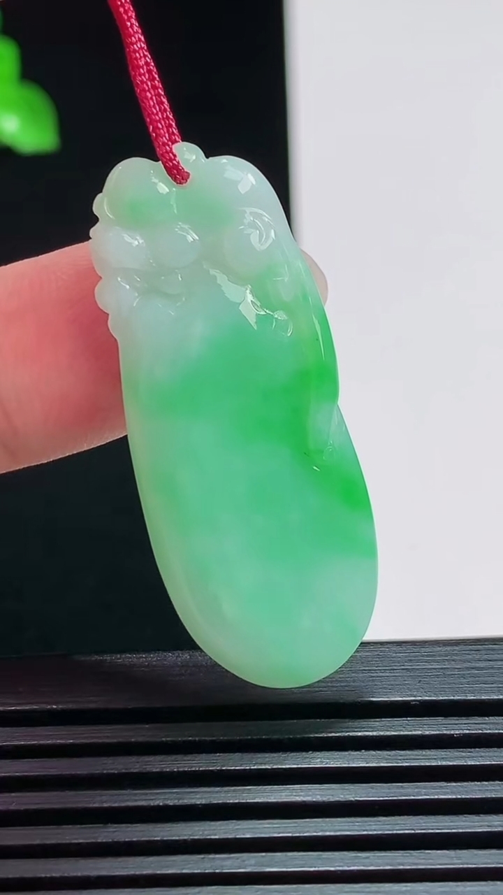 天然A货翡翠寿桃吊坠，尺寸38.5-15.5-4.5 重量:5.85g
7月29日