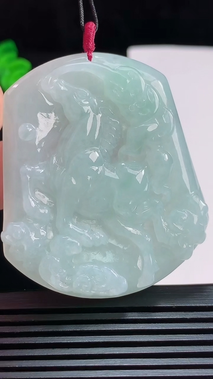 天然A货翡翠生肖马牌吊坠，尺寸52.6-45-6.3 重量:30.83g
7月29日