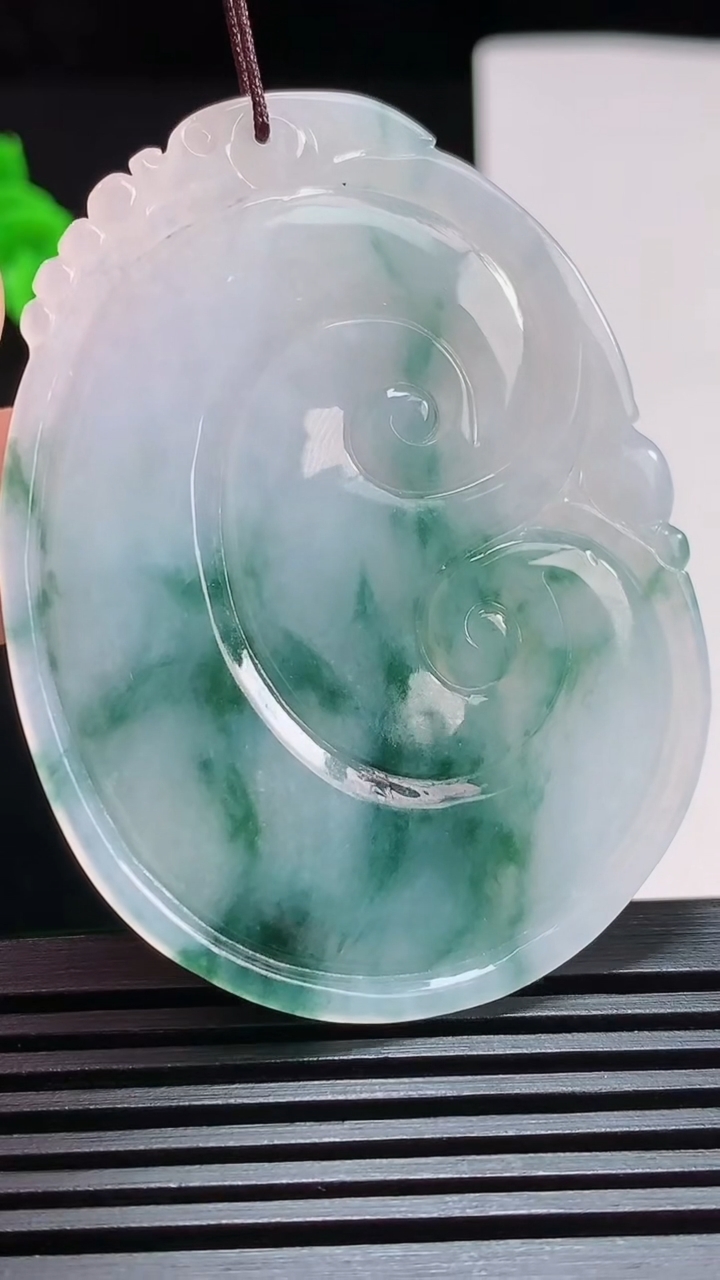 天然A货翡翠飘花如意吊坠，尺寸57-42.3-5.8 重量:25.91g
7月29日