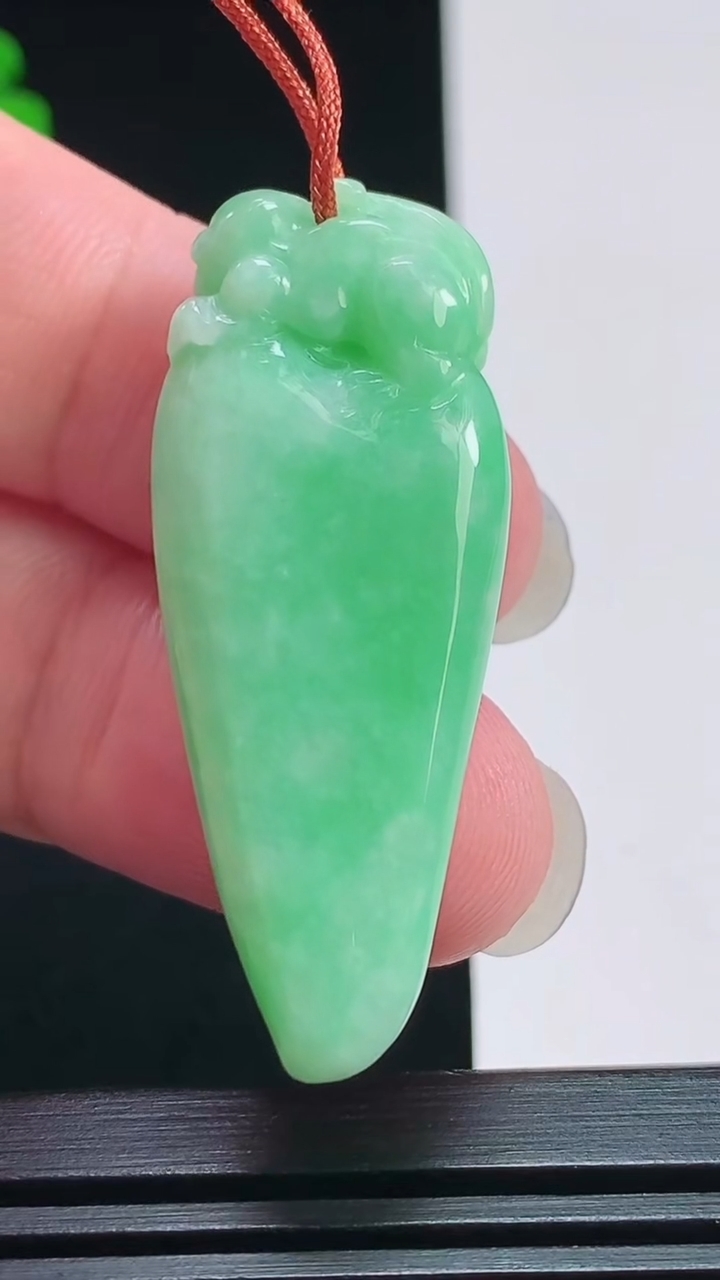 天然A货翡翠福瓜吊坠，尺寸43-17-10.5 重量:13.10g
7月29日