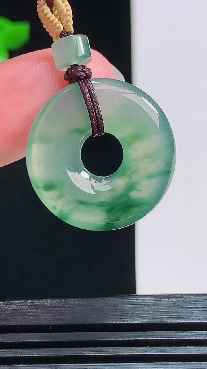 天然A货翡翠冰种飘花平安环吊坠，尺寸21-3.2 重量:3.56g
7月29日