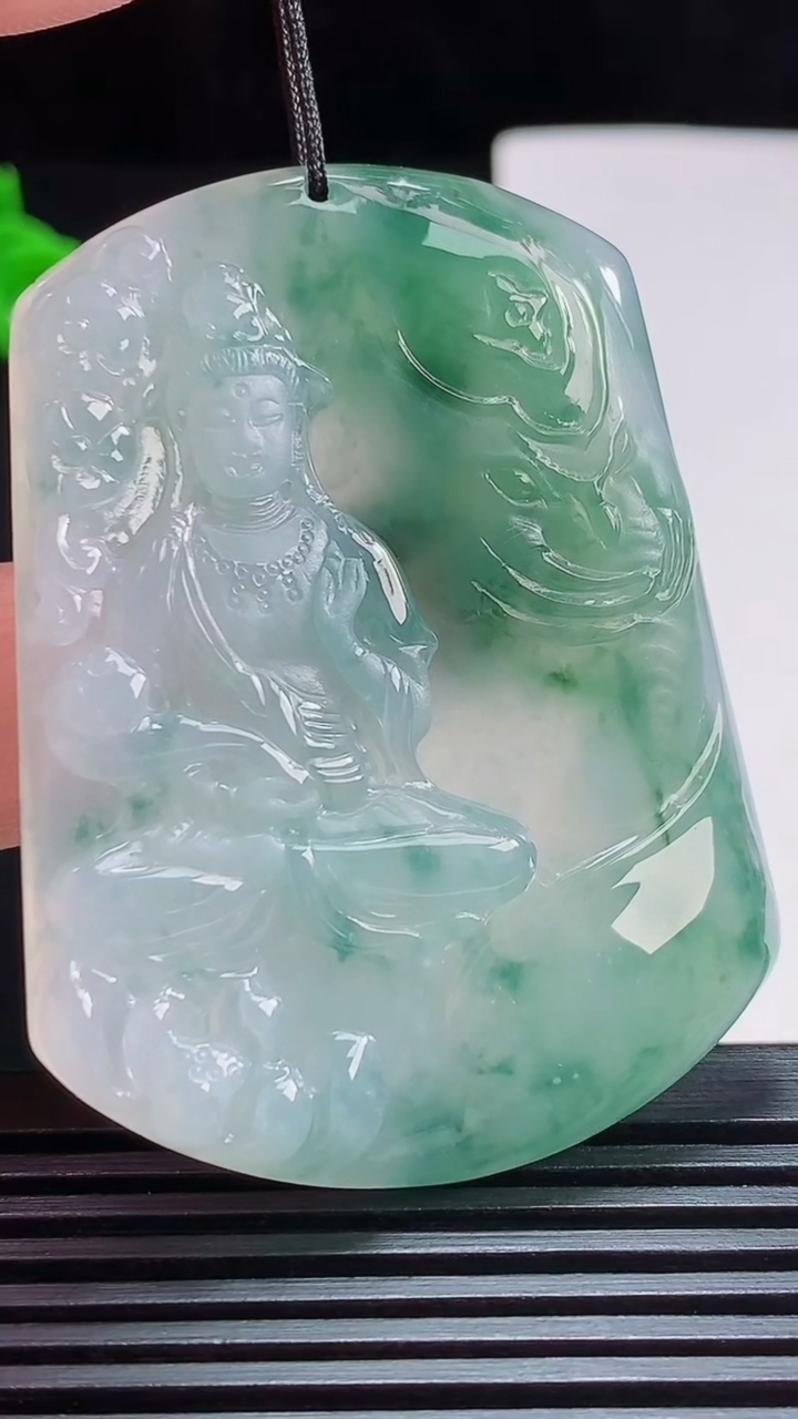 天然A货翡翠冰种飘花普贤菩萨吊坠，尺寸55-41-5 重量:27.17g
7月29日