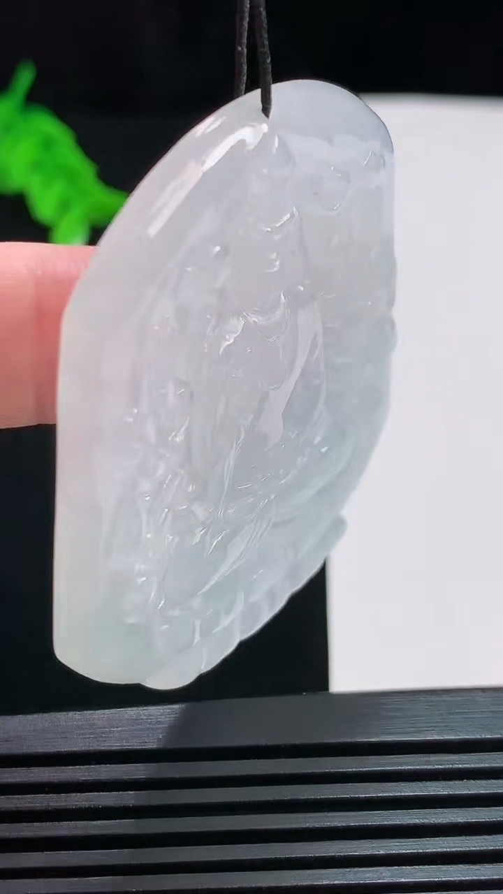 天然A货翡翠千手观音菩萨吊坠，尺寸55-47.6-5 重量:29.40g
7月29日