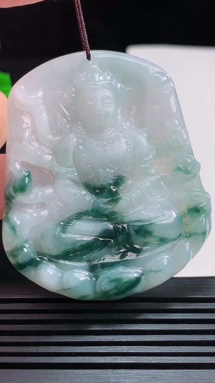 天然A货翡翠飘花千手观音菩萨吊坠，尺寸56.2-48-5.2 重量:25.81g
7月29日