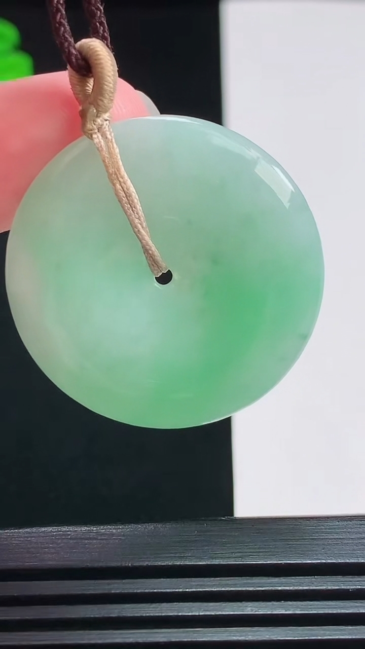 天然A货翡翠平安扣吊坠，尺寸31.5-5 重量:11.11g
7月29日