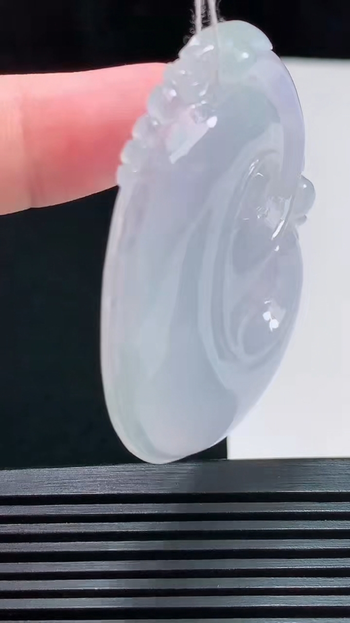 天然A货翡翠紫罗兰如意吊坠，尺寸54-38.6-6 重量:22.35g
7月29日