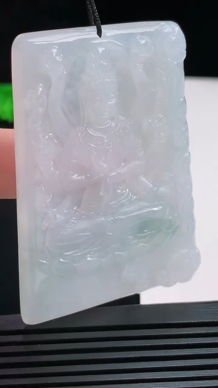 天然A货翡翠飘花千手观音菩萨吊坠，尺寸63.5-45.8-6.2 重量:42.96g
7月29日