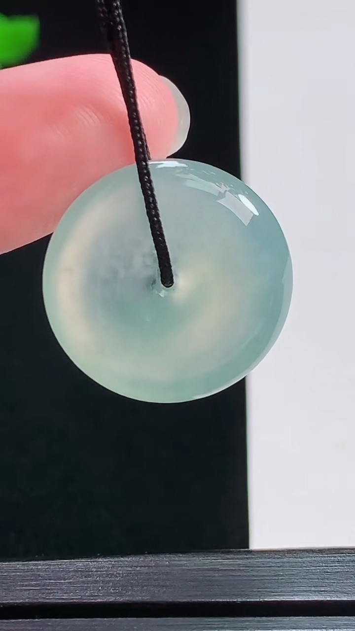 天然A货翡翠平安扣吊坠，尺寸20-4.6 重量:3.79g
7月29日