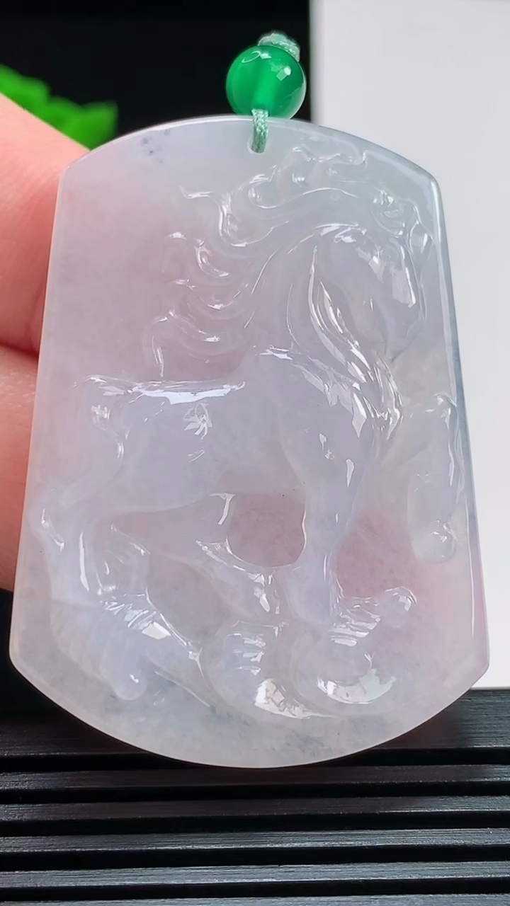 天然A货翡翠生肖马牌吊坠，尺寸49-35.5-6 重量:17.86g
7月29日