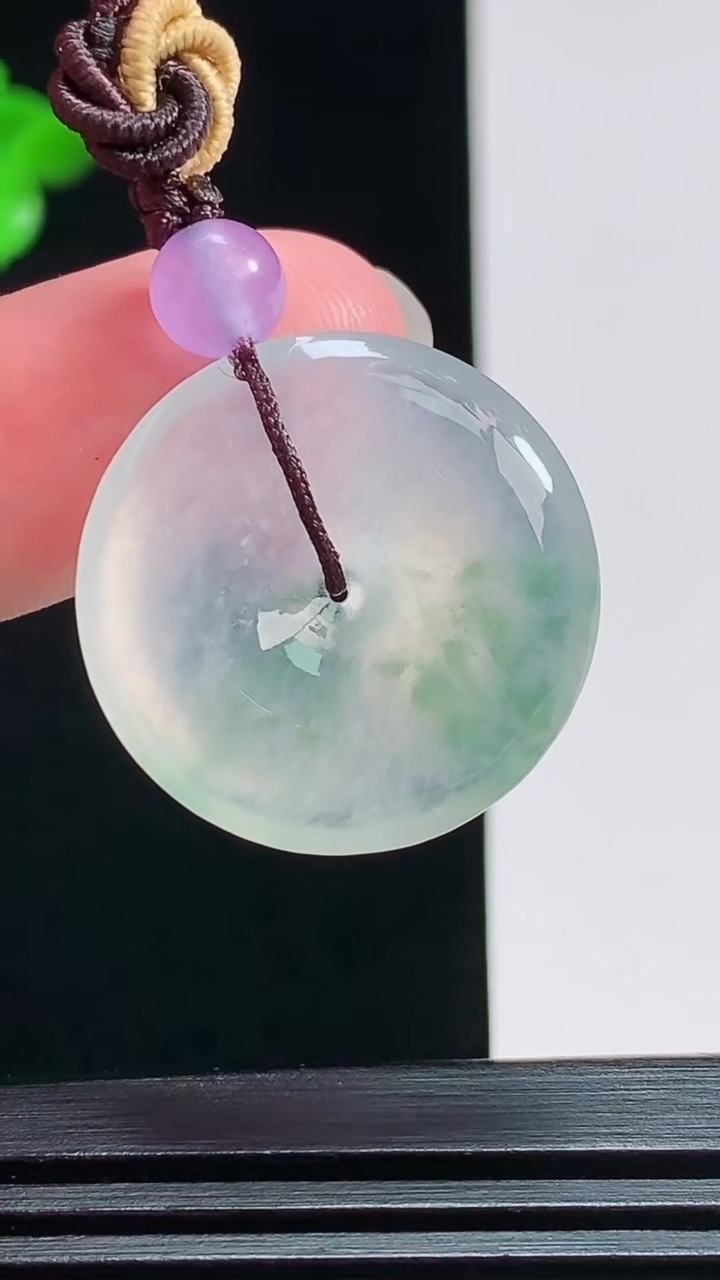 天然A货翡翠平安扣吊坠，尺寸23.6-4.6 重量:6.05g
7月29日