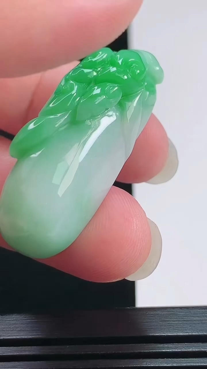 天然A货翡翠福瓜吊坠，尺寸40.6-13-13.8 重量:15.00g
7月29日