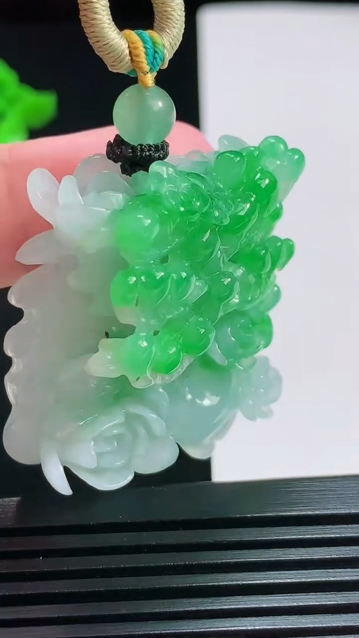 天然A货翡翠花开富贵吊坠，尺寸38.5-34-18 重量:27.78g
7月29日
