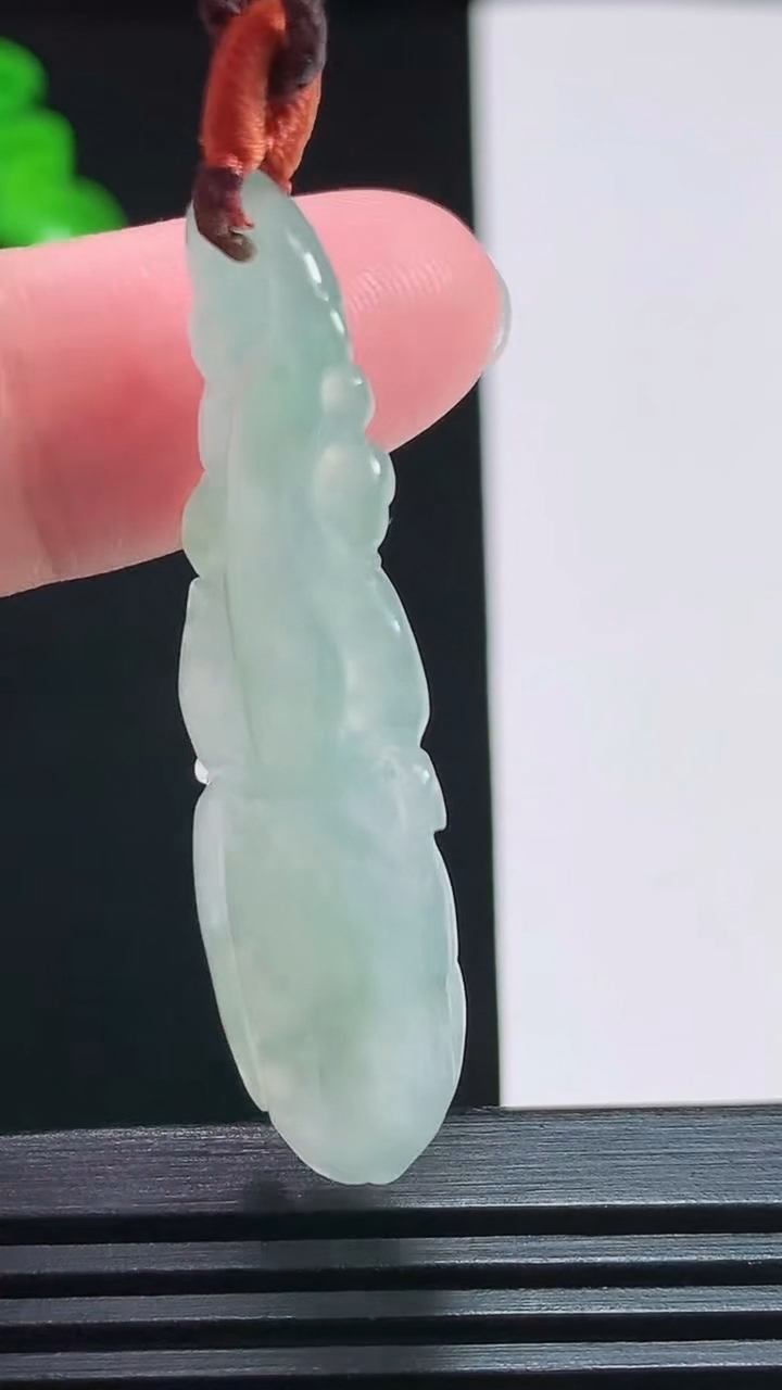 天然A货翡翠莲蓬吊坠，尺寸45-18-7重量:8.17g
7月29日