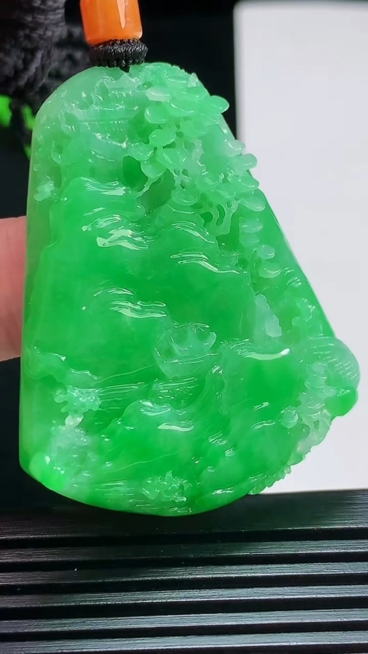 天然A货翡翠山水牌吊坠，尺寸46-38-7 重量:24.87g
7月29日