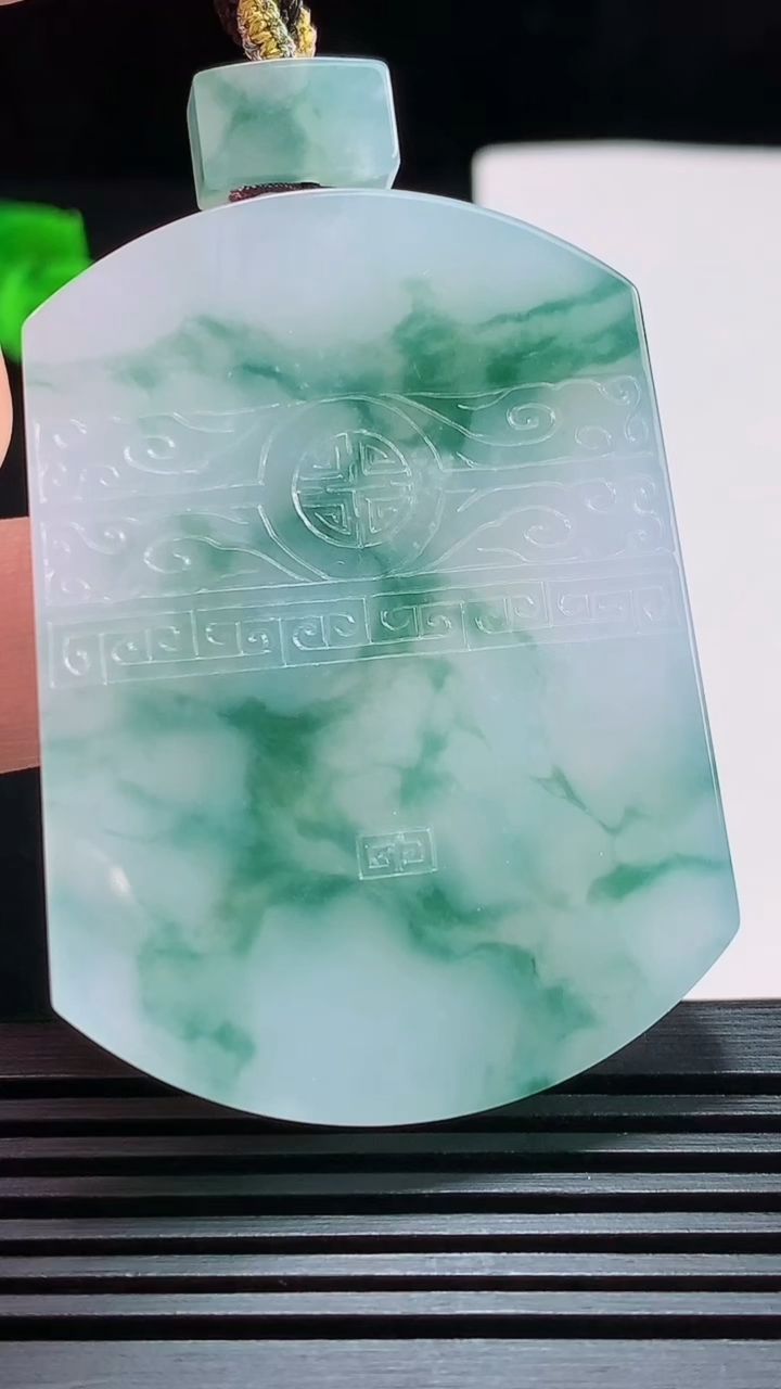 天然A货翡翠冰种飘花仿古无事牌吊坠，尺寸53.5-39-5 重量:37.01g
7月29日