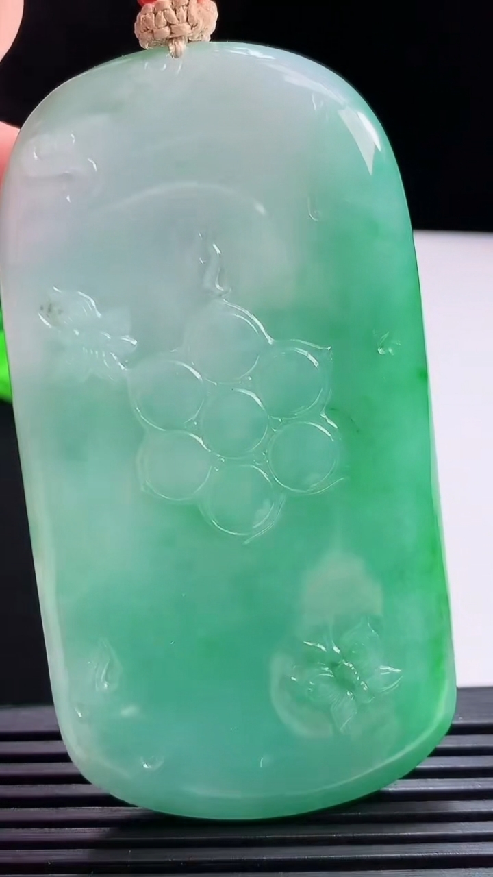 天然A货翡翠大势至菩萨吊坠，尺寸78-41-7 重量:57.99g
7月29日