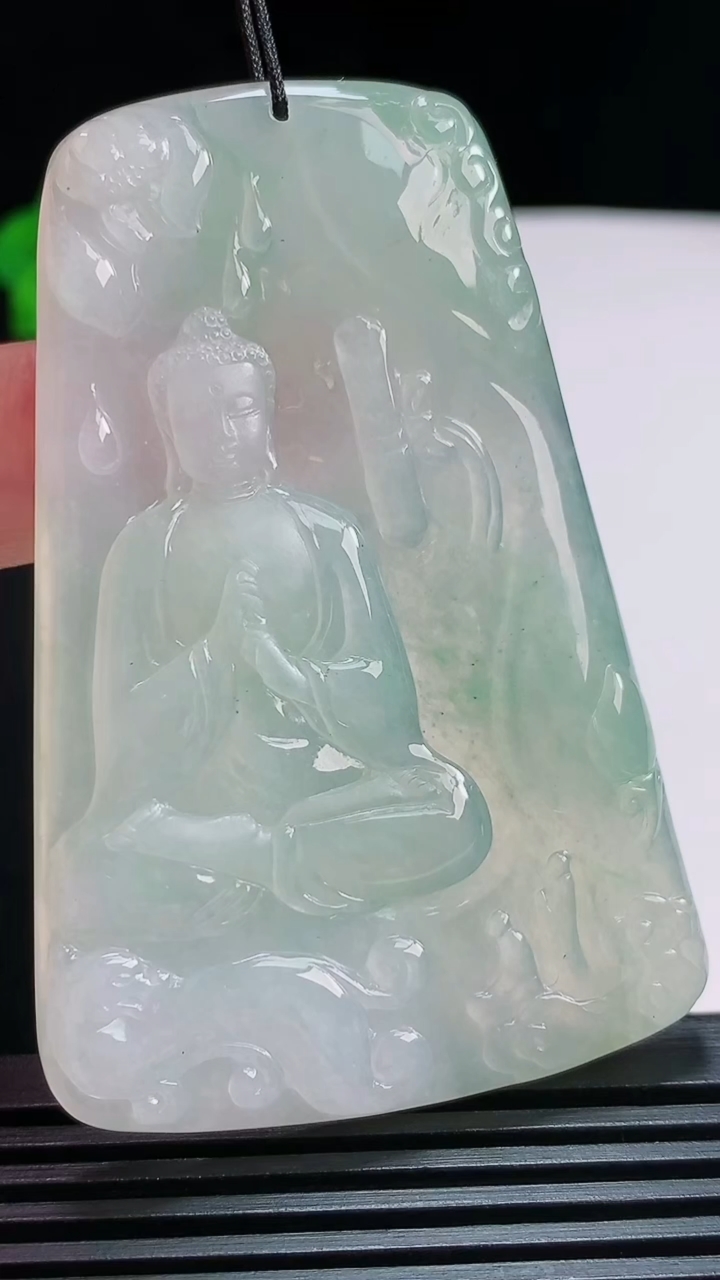 天然A货翡翠大日如来佛吊坠，尺寸67-44.5-5.2 重量:35.96g
7月29日
