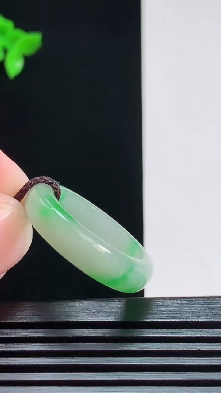 天然A货翡翠玉指环 戒指，尺寸19-6-4 重量:4.66g2026年7月29日
工厂直销收藏佳品,种好水足，色泽均匀，有种有色，上手高大气！