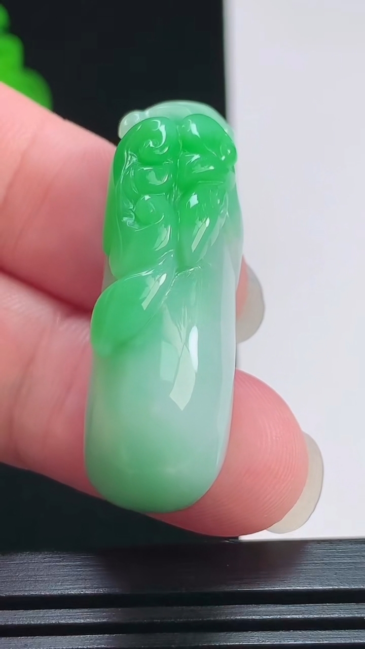 天然A货翡翠福瓜吊坠，尺寸40.6-13-13.8 重量:15.00g
7月29日