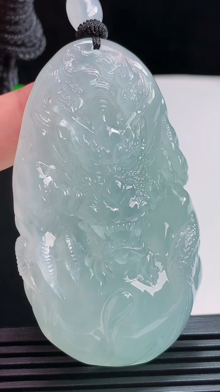 天然A货翡翠龙牌吊坠，尺寸66.5-38-12.8 重量:65.00g
7月29日