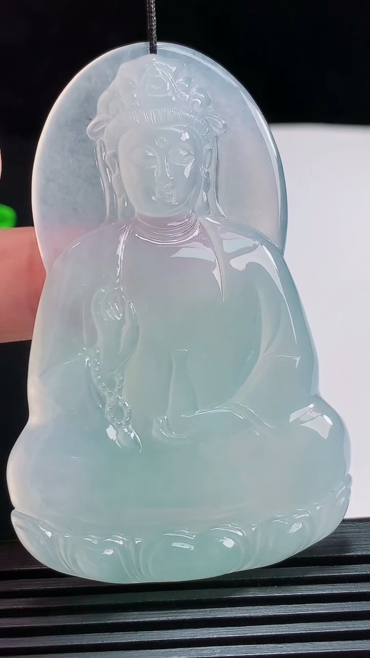 天然A货翡翠素衣观音吊坠，尺寸69-44.5-5.5 重量:34.37g
7月29日