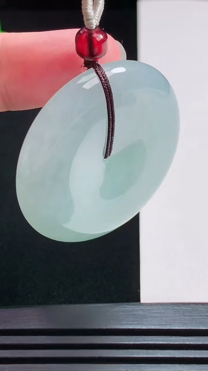 天然A货翡翠平安扣吊坠，尺寸41-6.8 重量:26.12g
7月29日